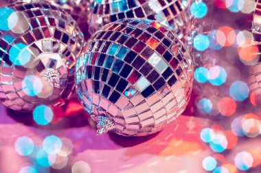 pembe arka plan üzerinde disko topu bauble. parti kavramı