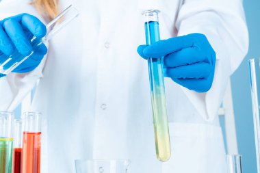 Laboratuvar cam kimyasal kapları masa üzerinde manipülasyonlar 