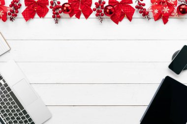 Cihazlar, sarf malzemeleri ve Noel dekor ile Ofis masası. Yukarıdan görüntüle