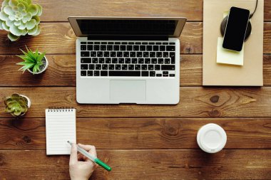Kadın el ile Düz döşenme ofis masası Çalışma Alanı, dizüstü üst görünümü