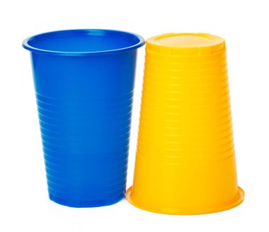 Beyaz arka planda izole edilmiş renkli plastik bardaklar