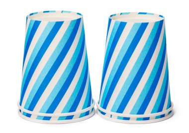 Beyaz arka plan üzerinde izole mavi çizgiler desen ile dekore edilmiş karton bardak