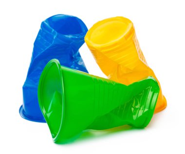 Beyaz arka plan üzerinde izole buruşturulmuş plastik bardak