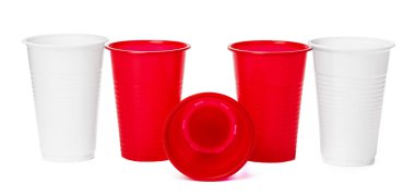 Beyaz üzerine izole içecekler için plastik bardak yakın