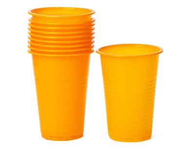 Beyaz arkaplanda plastik bardaklar