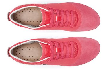 Beyaz arkaplanda izole edilmiş botlar