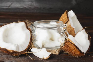 Hindistan cevizi sütü ile hindistan cevizi ve cam sürahi