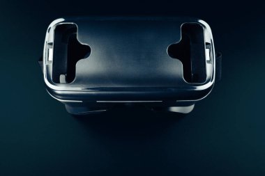 Siyah bir masa üzerinde Vr sanal gerçeklik gözlükleri.