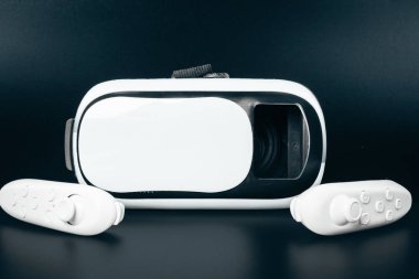 Siyah bir masa üzerinde Vr sanal gerçeklik gözlükleri.