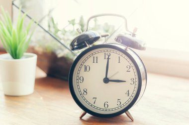 Sabah güneşi. Güzel bir arka planda çalar saat