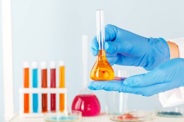 Laboratuvar cam kimyasal kapları masa üzerinde manipülasyonlar 