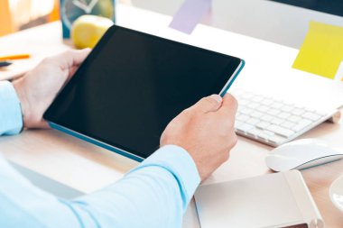 Ofiste modern dijital tablet ve bilgisayar kullanarak erkek eller. Modern çalışma alanı.