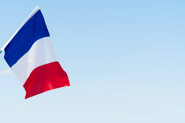 法国国旗在天空的风中飘扬 — 图库照片