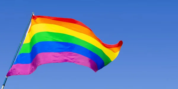 Gay Arco Iris Bandera Ondeando Viento Claro Azul Cielo —  Fotos de Stock