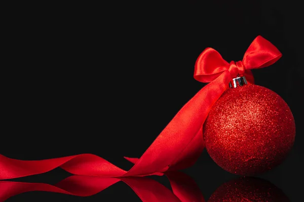 Beautiful Christmas Bauble Close Dark Red Background — Stock Photo, Image