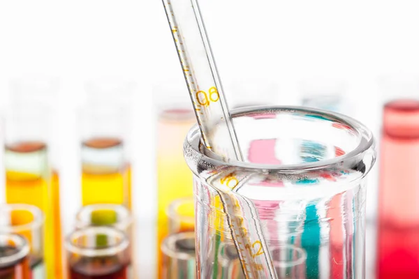 Probówki Kolorowymi Chemikaliami Bliska Laboratorium — Zdjęcie stockowe