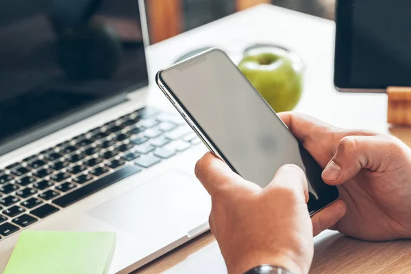 Hombre Usando Teléfono Inteligente Móvil Hombre Negocios Manos Usando Teléfono — Foto de Stock