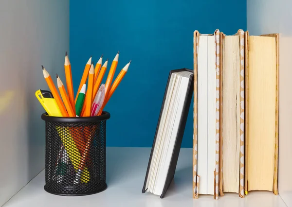 Livros Uma Prateleira Madeira Casa Escritório — Fotografia de Stock