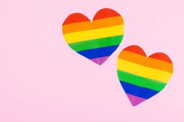 Kağıt arka plan üst görünümünde gökkuşağı kağıt kalp