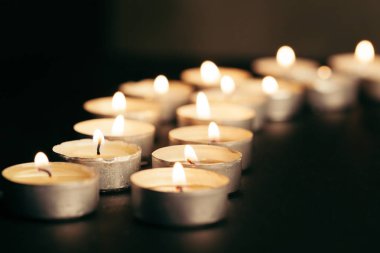 Yanan muma karanlık, metin için yer tablo. Cenaze sembolü