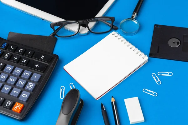 Flat Lay Top View Blue Office Table Desk Workspace Blank — Stock Photo, Image