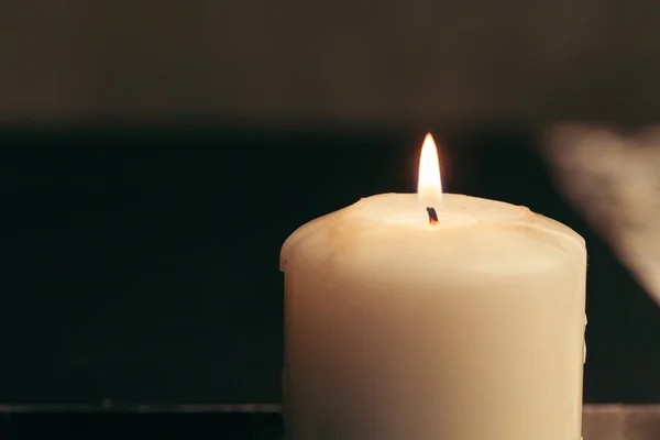 Одна Горіння Свічка Ізольована Чорним Тлом — стокове фото