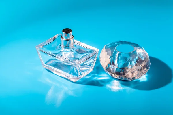 Parfümös Üvegpalack Világoskék Háttérrel Eau — Stock Fotó