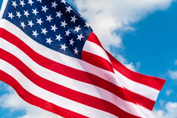 Bandera Americana Ondeando Viento Contra Cielo Azul —  Fotos de Stock