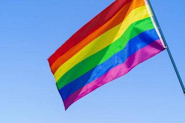 Bayrak direğinde gökyüzünde bayrak sallayan LGBT