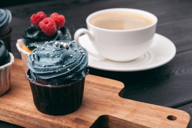 Çeşitli tatlandırıcı tatlarla kaplı bozulmuş gurme kekleri kapatıyoruz.