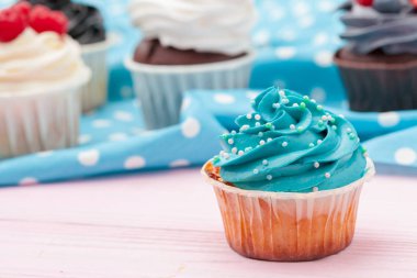 Top kek dekore edilmiş şeker ve krema - yakın çekim