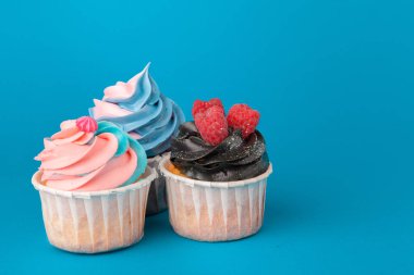 Mavi arka plan üzerinde doğum günü cupcakes yakın