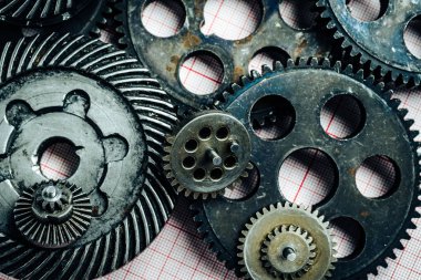 Eski bir endüstriyel makineden dişliler