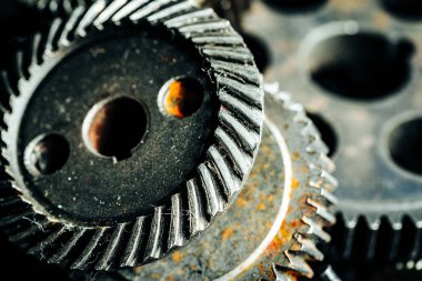 Eski bir endüstriyel makineden dişliler
