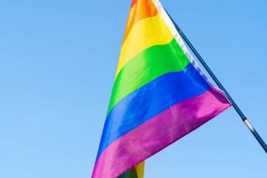 Bayrak direğinde gökyüzünde bayrak sallayan LGBT