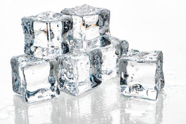 Beyaz arkaplanda buz küpleri.