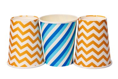 Beyaz arka plan üzerinde izole renkli desenli kağıt tek kullanımlık bardaklar