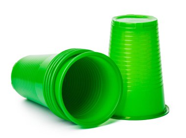 Beyaz üzerine izole içecekler için plastik bardak yakın