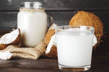 Hindistan cevizi sütü ile hindistan cevizi ve cam sürahi