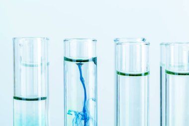 Kimyasal laboratuvarda test tüplerinde yeşil sıvılar yakın