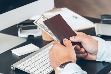 Elinde dolar banknotları ve pasaport tutan bir işadamının kapatılması