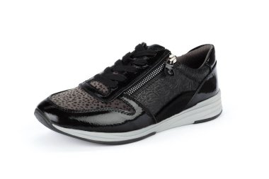 Erkek spor ayakkabıları beyaz arka plan üzerinde izole kadar yakın