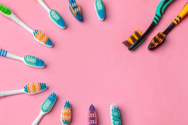 Pembe arkaplanda diş fırçaları