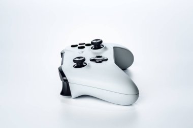 Video oyunu denetleyici beyaz arkaplanda izole edildi