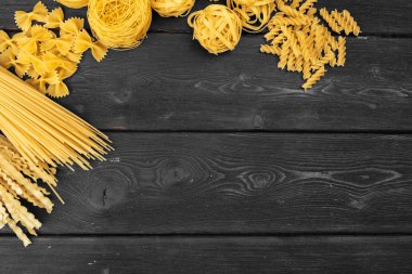 Çeşitli makarnalar. Pişirme konsepti.