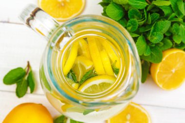 Yaz içeceği. Limon naneli geleneksel limonata.