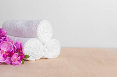 Tahta masadaki çiçekli yumuşak havlular.