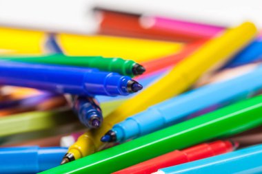 Beyaz arkaplanda çok renkli Keçeli Kalemler izole edildi