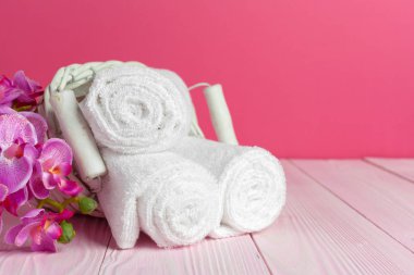 Tahta masadaki çiçekli yumuşak havlular.