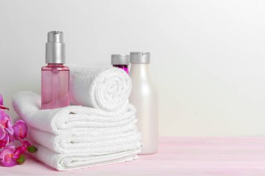 Ahşap masada güzel bir spa kompozisyonu